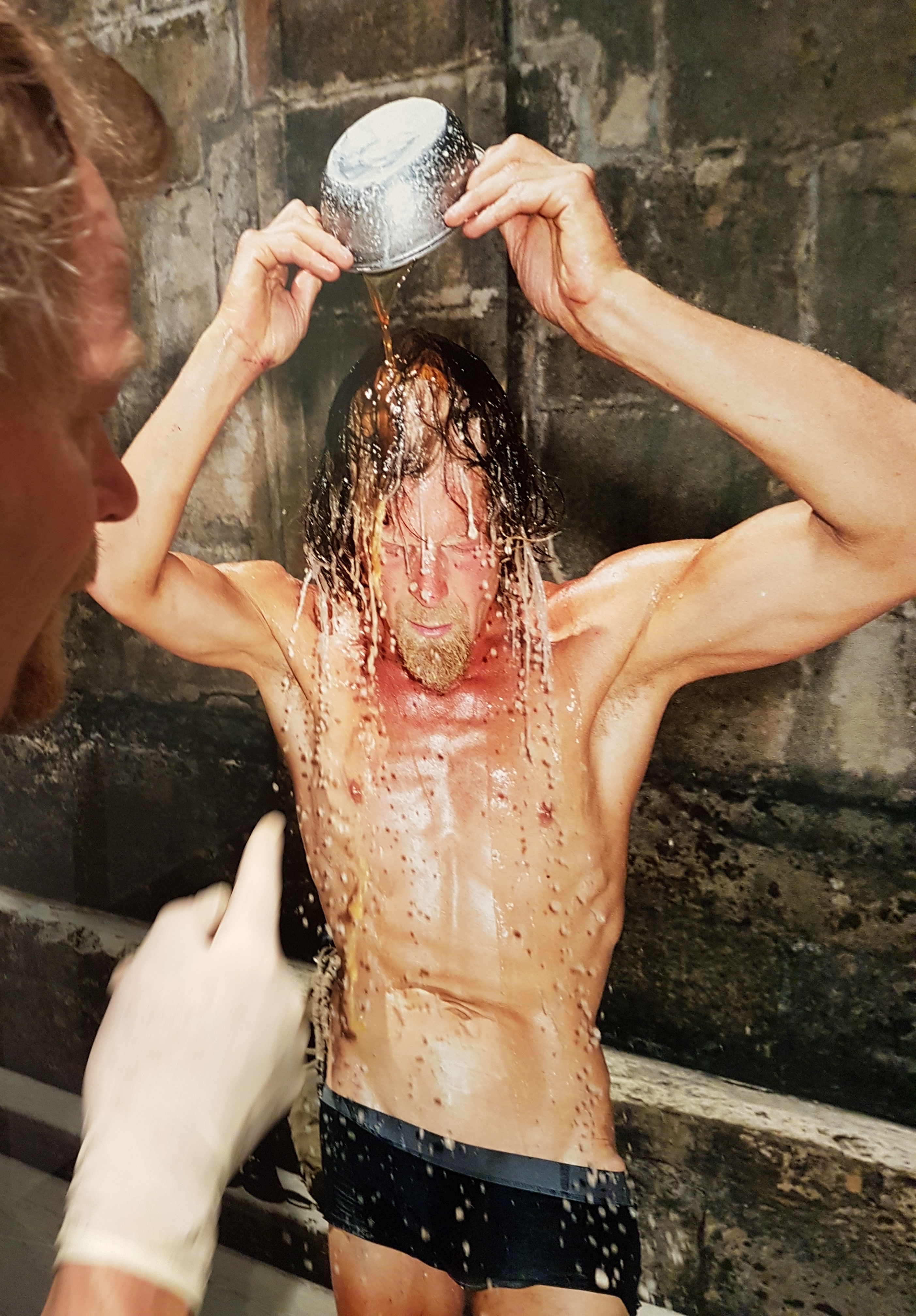 Edwin Moes Gabriel betrachtend.