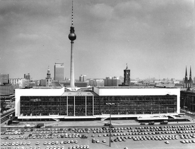 Bundesarchiv_Bild_183-1986-0424-304_Berlin_Palas